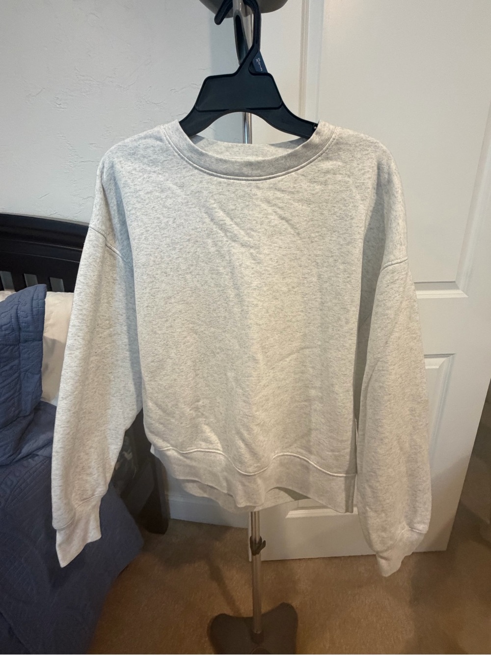 American Eagle Outfitters Women’s Light Gray Crewneck Sweatshirt